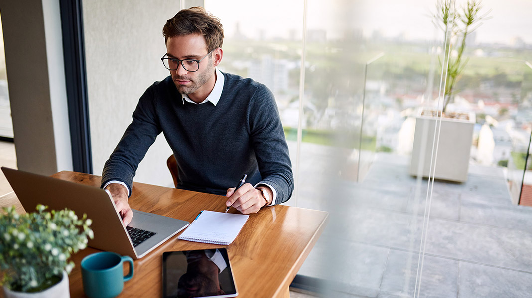 Hot-desking-teletrabajo-mesas-calientes-flexibilidad-laboral.jpg